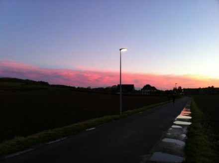 // kortstondige gloed / aan de randen van de dag /…